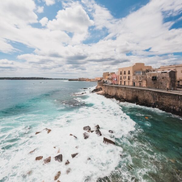 Vista lungo mare dell'isola di Ortigia, Siracusa, Sicilia, Italia