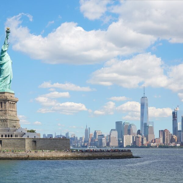 Panorama di New York e Statua delle Libertà in primo piano, USA