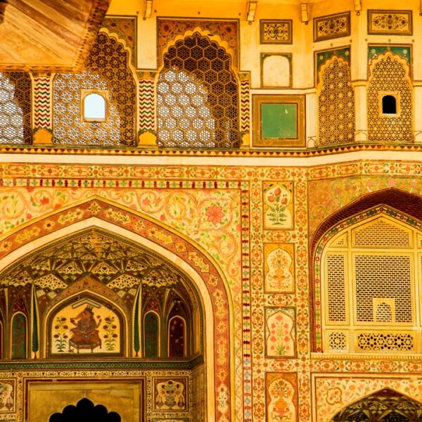 Dettagli delle pareti decorate del Forte Amber a Jaipur, India