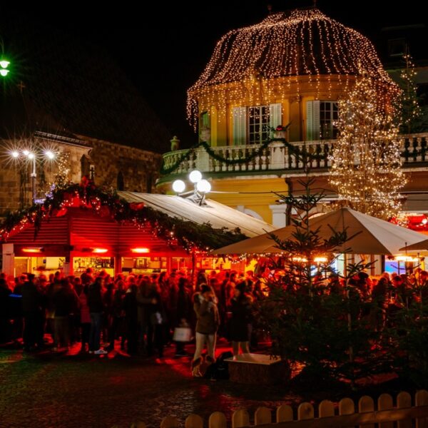 Mercatino di Natale di Bolzano illuminato