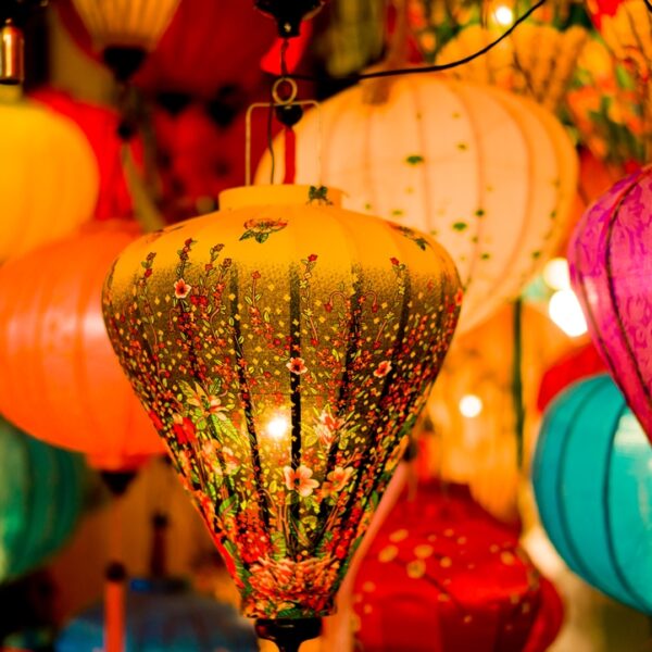 Lanterne di carta colorate al Mercato di Hoi An, Vietnam
