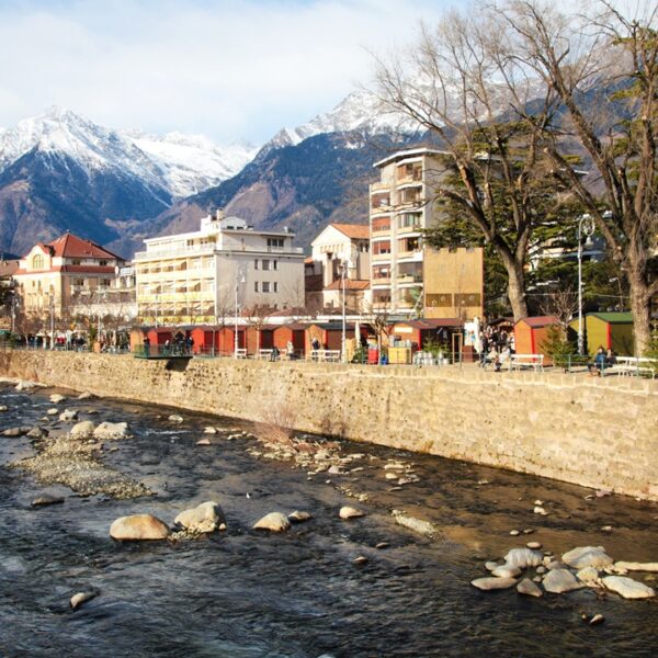 Mercatini di Natale sul lungofiume a Merano