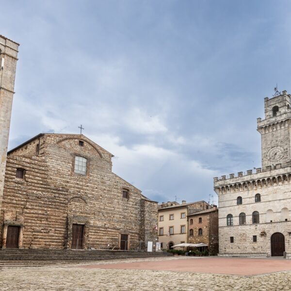 Piazza di Montepulciano con Cattedrale e Palazzo del Comune
