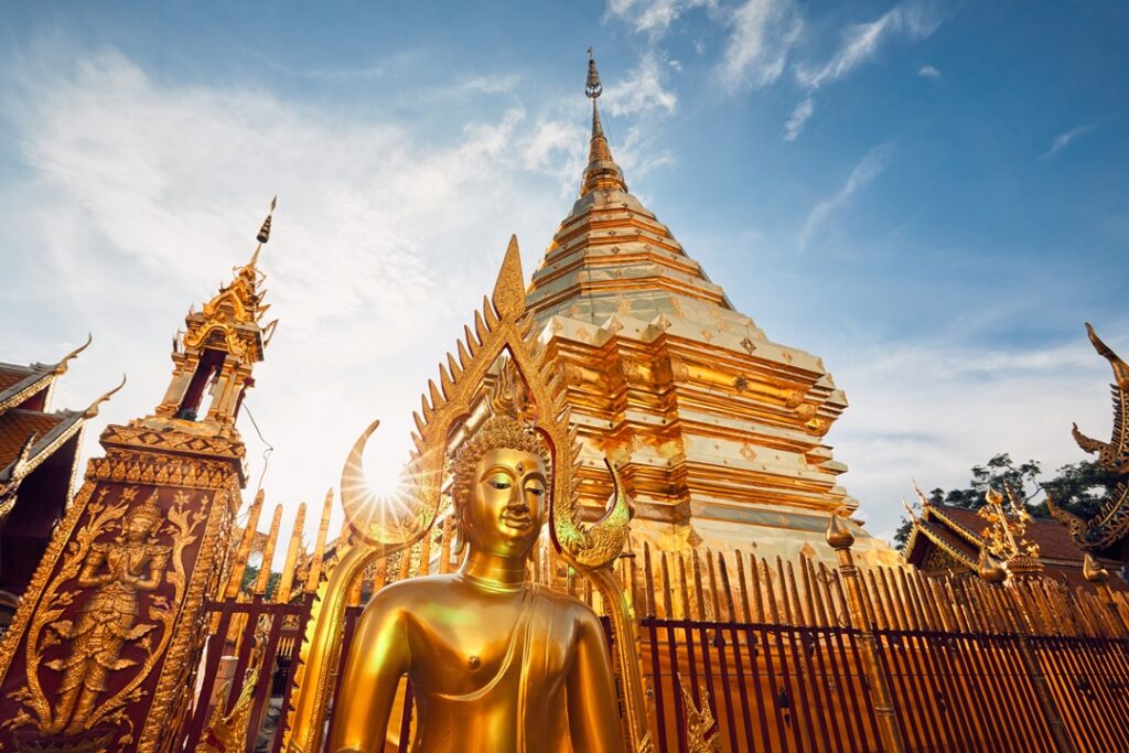 Tempio Wat Phra That Doi Suthep a Chiang Mai al tramonto, Thailandia
