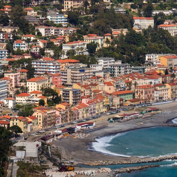 Vista sulla città e sulla spiaggia di Sanremo, Liguria, Italia