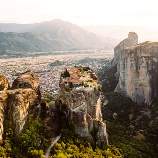 Vista aerea di Meteora e dei monasteri scavati nella roccia, Grecia