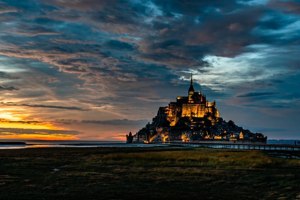 Mont Saint-Michel al tramonto, Normandia, Francia