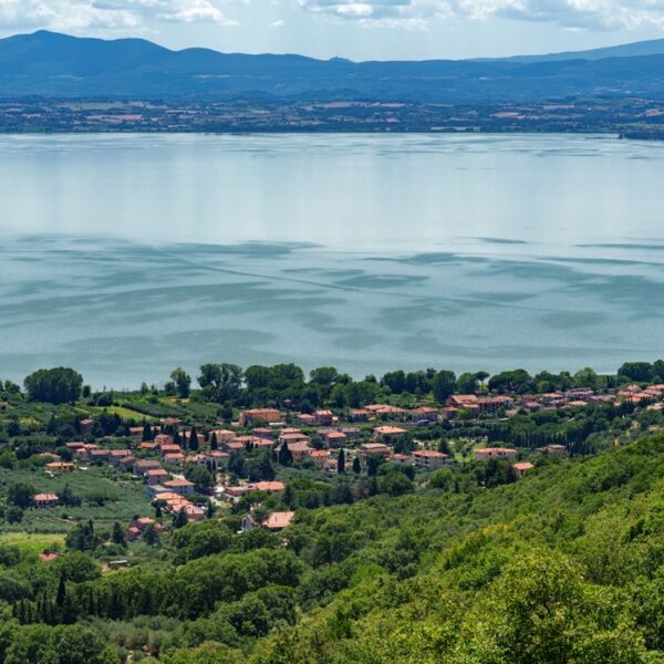 Vista sul Lago Trasimeno e sul paese di Passignano sul Trasimeno, Umbria