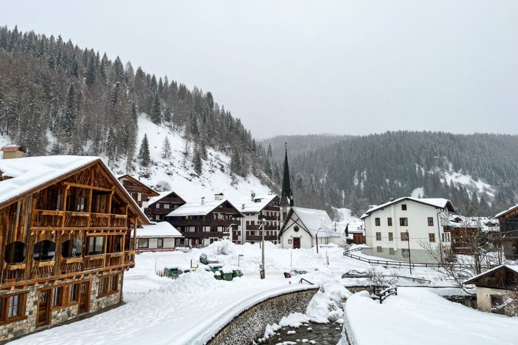 Paesaggio innevato, Città coperta di neve, Chalet di legno