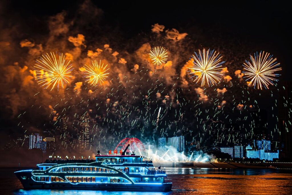 Fuochi d'artificio per Capodanno sul mare con davanti nave da crociera