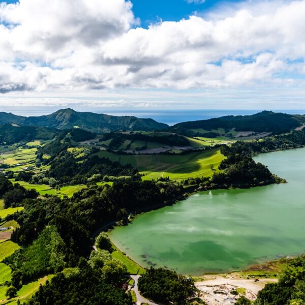 Vista aerea sui campi termali nell'area di Furnas, sull'isola di São Miguel, Azzorre
