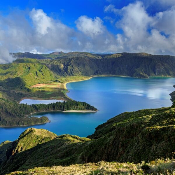 Panorama aereo sul Lagoa do Fogo e la Valle Verde, sull'isola di São Miguel, Azzorre