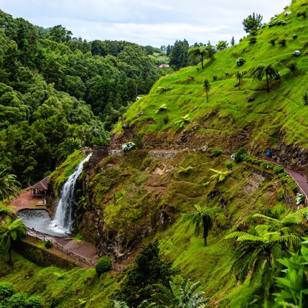 Cascata nel Parque Natural da Ribeira dos Caldeiroes, sull'isola di São Miguel, Azzorre