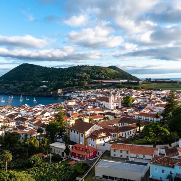 Vista panoramica sulla città vecchia e il porto di Angra do Heroísmo, sull'isola di Terceira, Azzorre
