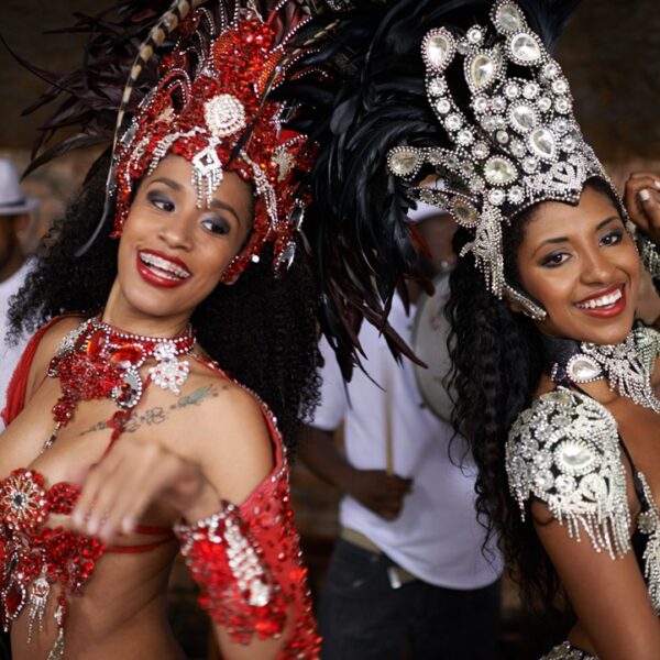 Danzatrici di samba in abiti tradizionali, Brasile